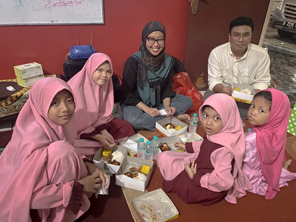 Makan bersama antara Power Rangers dengan adik-adik Mizan Amanah via dok. pribadi